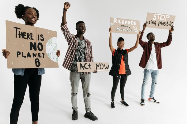 Les Interactions Sociales Dévoilées par la Littérature : Une Analyse Profonde et Éclairante